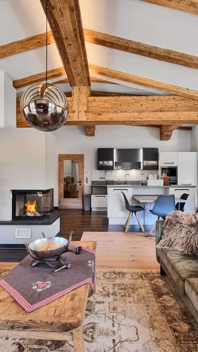 Sandro Anibas sitzt in einer luxuriösen Wohnung und schaut lächelnt von einer Zeitschrift auf