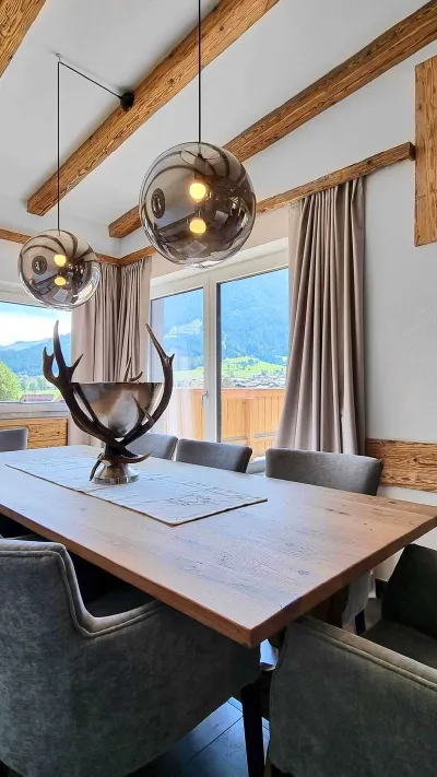 Sandro Anibas sitzt in einer luxuriösen Wohnung und schaut lächelnt von einer Zeitschrift auf