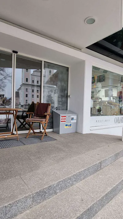 Sandro Anibas sitzt in einer luxuriösen Wohnung und schaut lächelnt von einer Zeitschrift auf