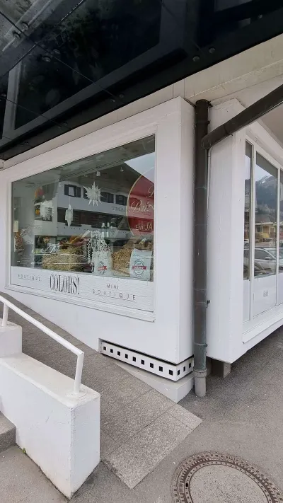 Sandro Anibas sitzt in einer luxuriösen Wohnung und schaut lächelnt von einer Zeitschrift auf