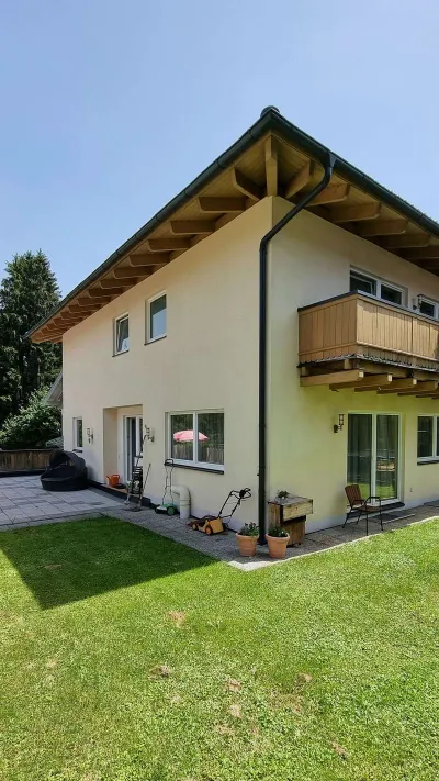 Sandro Anibas sitzt in einer luxuriösen Wohnung und schaut lächelnt von einer Zeitschrift auf