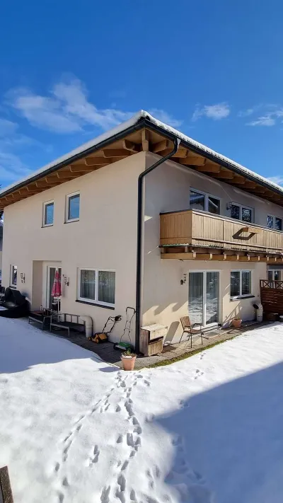 Sandro Anibas sitzt in einer luxuriösen Wohnung und schaut lächelnt von einer Zeitschrift auf