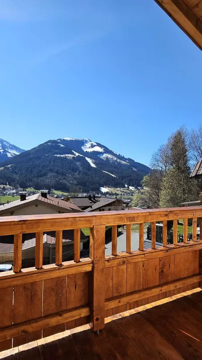 Sandro Anibas sitzt in einer luxuriösen Wohnung und schaut lächelnt von einer Zeitschrift auf