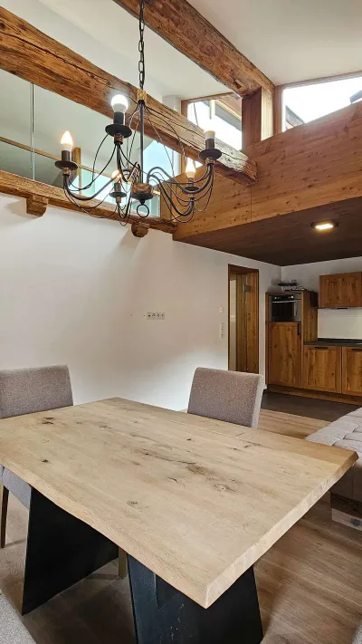 Sandro Anibas sitzt in einer luxuriösen Wohnung und schaut lächelnt von einer Zeitschrift auf