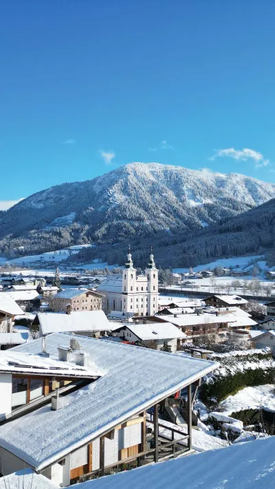 Sandro Anibas sitzt in einer luxuriösen Wohnung und schaut lächelnt von einer Zeitschrift auf