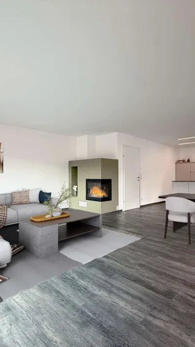 Sandro Anibas sitzt in einer luxuriösen Wohnung und schaut lächelnt von einer Zeitschrift auf