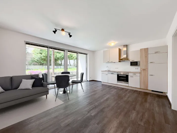 Neuwertiges Zweifamilienhaus in sonniger Ruhelage