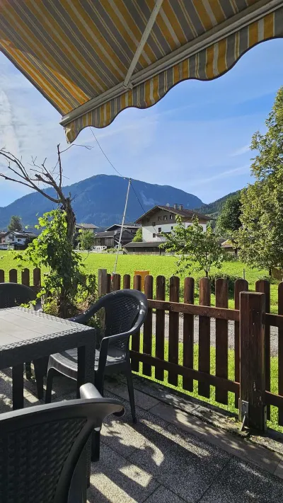 Sandro Anibas sitzt in einer luxuriösen Wohnung und schaut lächelnt von einer Zeitschrift auf