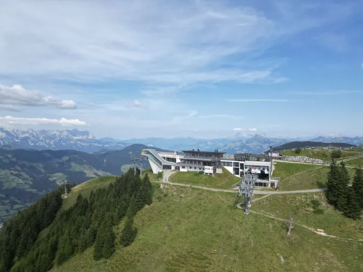 Gipfelrestaurant inmitten des Skigebietes