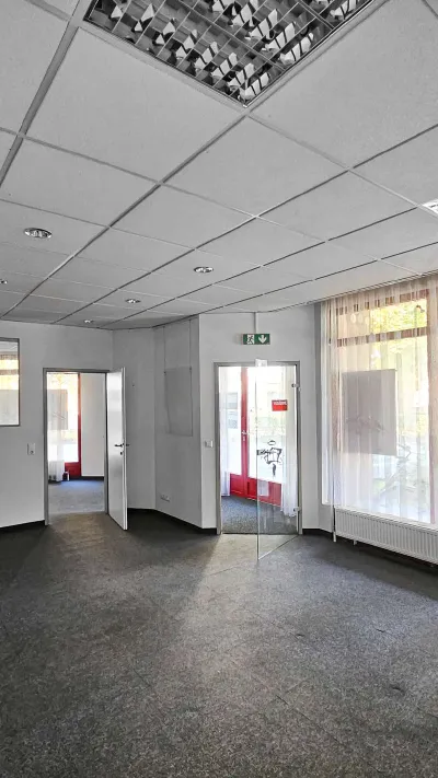 Sandro Anibas sitzt in einer luxuriösen Wohnung und schaut lächelnt von einer Zeitschrift auf