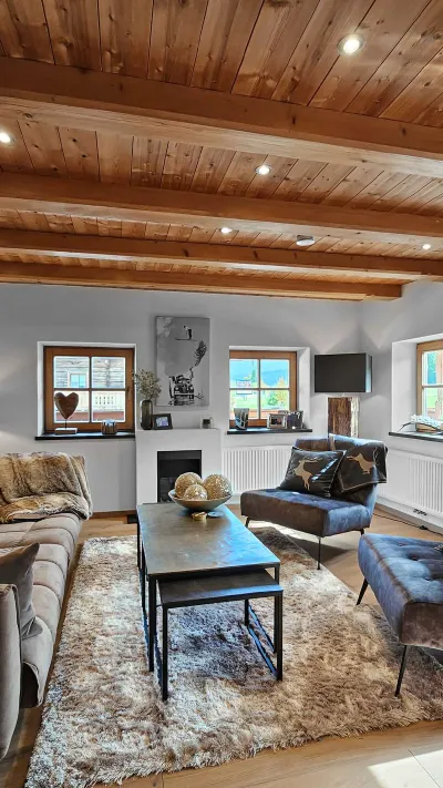 Sandro Anibas sitzt in einer luxuriösen Wohnung und schaut lächelnt von einer Zeitschrift auf
