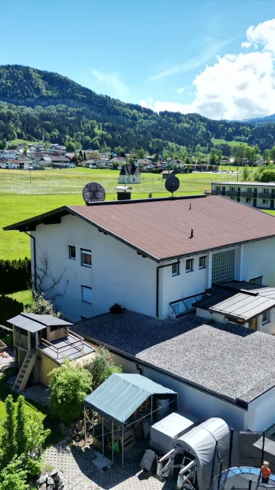 Sandro Anibas sitzt in einer luxuriösen Wohnung und schaut lächelnt von einer Zeitschrift auf