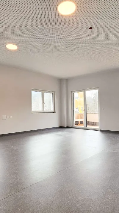 Sandro Anibas sitzt in einer luxuriösen Wohnung und schaut lächelnt von einer Zeitschrift auf