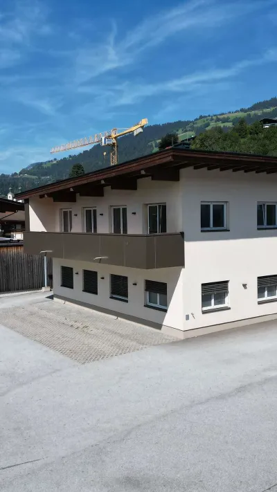 Sandro Anibas sitzt in einer luxuriösen Wohnung und schaut lächelnt von einer Zeitschrift auf