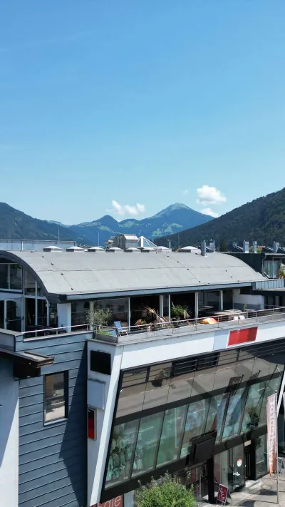 Sandro Anibas sitzt in einer luxuriösen Wohnung und schaut lächelnt von einer Zeitschrift auf