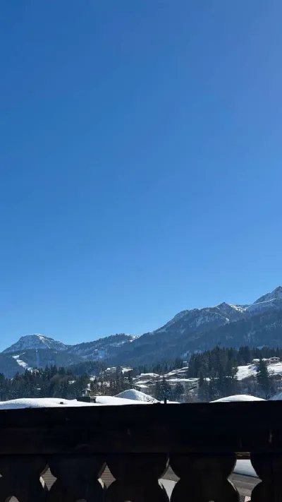 Sandro Anibas sitzt in einer luxuriösen Wohnung und schaut lächelnt von einer Zeitschrift auf