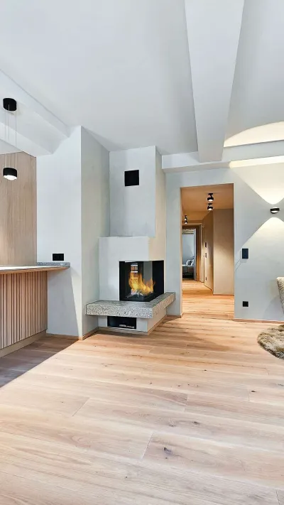 Sandro Anibas sitzt in einer luxuriösen Wohnung und schaut lächelnt von einer Zeitschrift auf