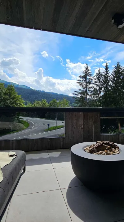 Sandro Anibas sitzt in einer luxuriösen Wohnung und schaut lächelnt von einer Zeitschrift auf