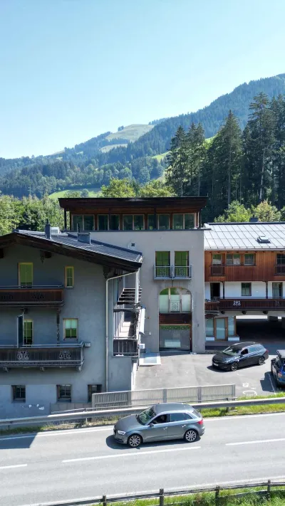 Sandro Anibas sitzt in einer luxuriösen Wohnung und schaut lächelnt von einer Zeitschrift auf