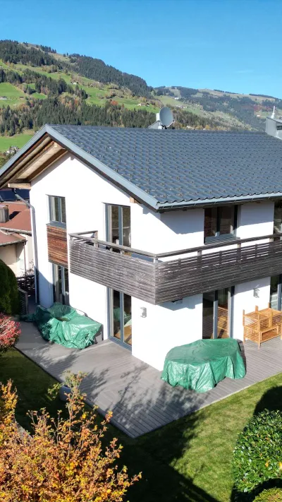 Sandro Anibas sitzt in einer luxuriösen Wohnung und schaut lächelnt von einer Zeitschrift auf