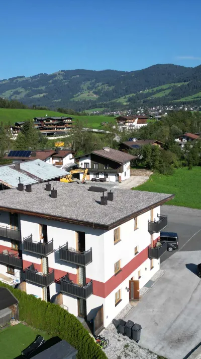 Sandro Anibas sitzt in einer luxuriösen Wohnung und schaut lächelnt von einer Zeitschrift auf