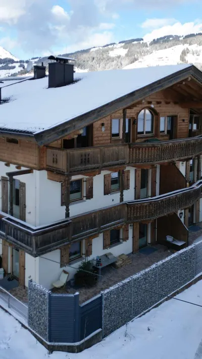 Sandro Anibas sitzt in einer luxuriösen Wohnung und schaut lächelnt von einer Zeitschrift auf