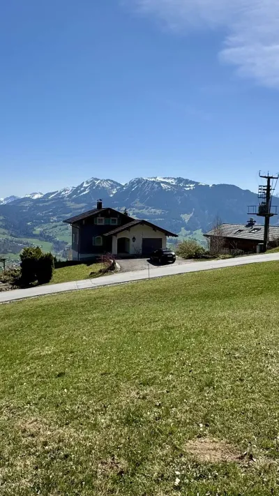 Sandro Anibas sitzt in einer luxuriösen Wohnung und schaut lächelnt von einer Zeitschrift auf