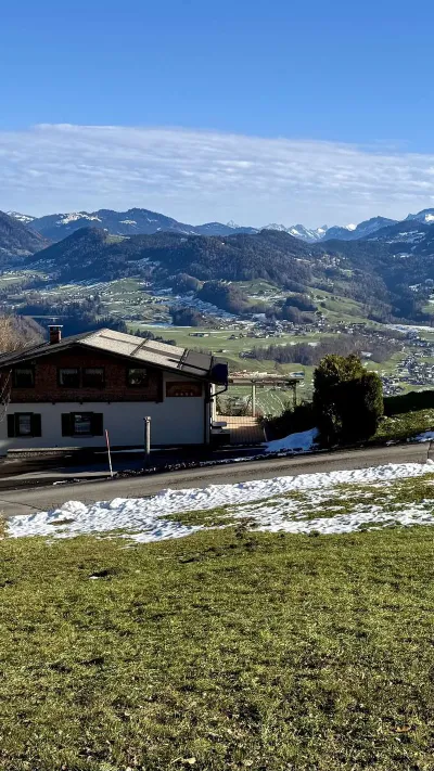 Sandro Anibas sitzt in einer luxuriösen Wohnung und schaut lächelnt von einer Zeitschrift auf