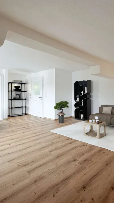 Sandro Anibas sitzt in einer luxuriösen Wohnung und schaut lächelnt von einer Zeitschrift auf