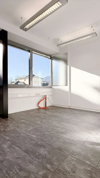 Sandro Anibas sitzt in einer luxuriösen Wohnung und schaut lächelnt von einer Zeitschrift auf