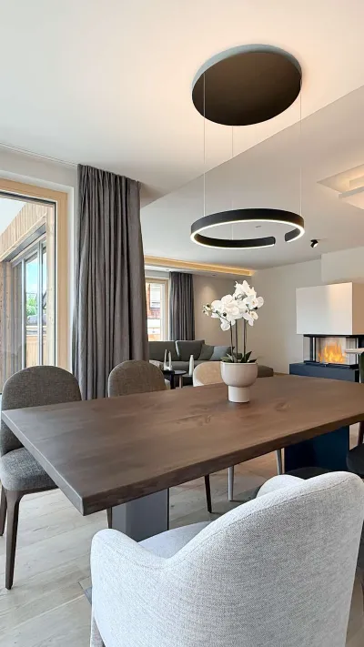 Sandro Anibas sitzt in einer luxuriösen Wohnung und schaut lächelnt von einer Zeitschrift auf