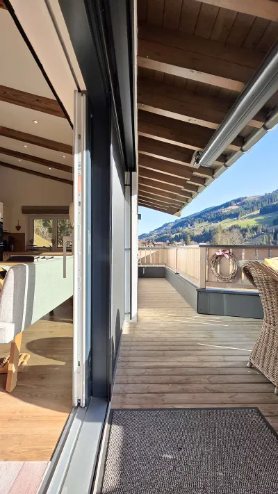 Sandro Anibas sitzt in einer luxuriösen Wohnung und schaut lächelnt von einer Zeitschrift auf