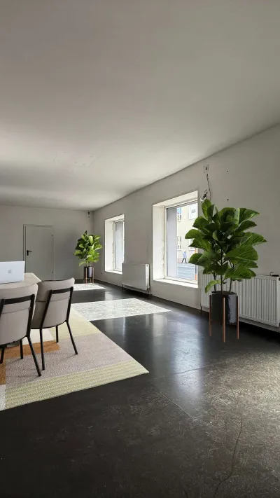 Sandro Anibas sitzt in einer luxuriösen Wohnung und schaut lächelnt von einer Zeitschrift auf