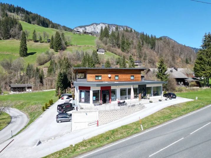 Hochwertige Lagerhalle mit idealer Verkehrsanknüpfung