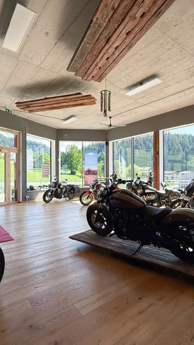 Sandro Anibas sitzt in einer luxuriösen Wohnung und schaut lächelnt von einer Zeitschrift auf