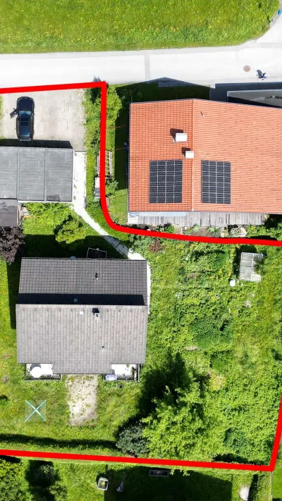 Sandro Anibas sitzt in einer luxuriösen Wohnung und schaut lächelnt von einer Zeitschrift auf