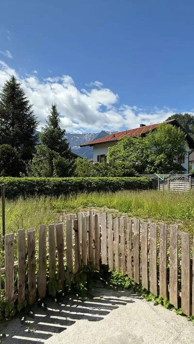 Sandro Anibas sitzt in einer luxuriösen Wohnung und schaut lächelnt von einer Zeitschrift auf