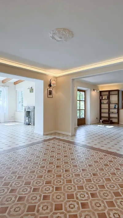 Sandro Anibas sitzt in einer luxuriösen Wohnung und schaut lächelnt von einer Zeitschrift auf