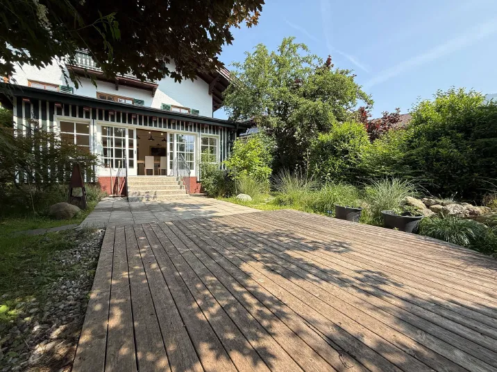 Charmantes Zweifamilienhaus mit idyllischem Garten
