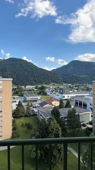 Sandro Anibas sitzt in einer luxuriösen Wohnung und schaut lächelnt von einer Zeitschrift auf