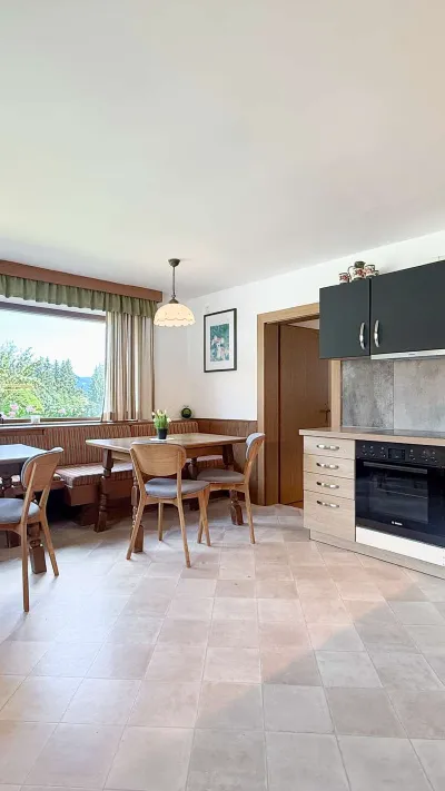 Sandro Anibas sitzt in einer luxuriösen Wohnung und schaut lächelnt von einer Zeitschrift auf