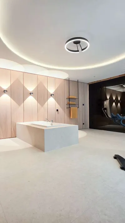 Sandro Anibas sitzt in einer luxuriösen Wohnung und schaut lächelnt von einer Zeitschrift auf