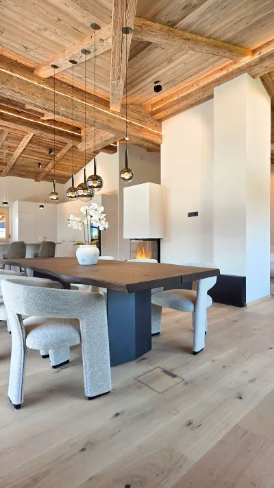 Sandro Anibas sitzt in einer luxuriösen Wohnung und schaut lächelnt von einer Zeitschrift auf