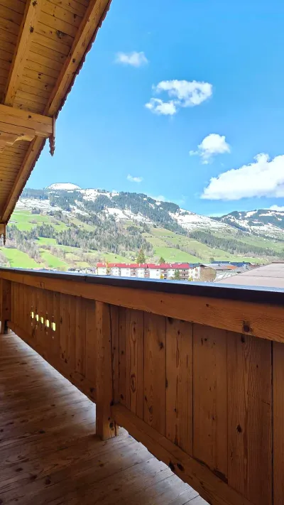Sandro Anibas sitzt in einer luxuriösen Wohnung und schaut lächelnt von einer Zeitschrift auf