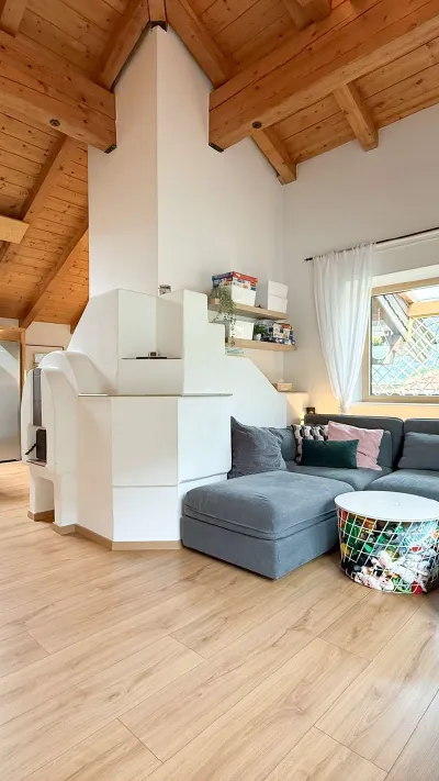 Sandro Anibas sitzt in einer luxuriösen Wohnung und schaut lächelnt von einer Zeitschrift auf