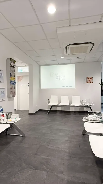 Sandro Anibas sitzt in einer luxuriösen Wohnung und schaut lächelnt von einer Zeitschrift auf