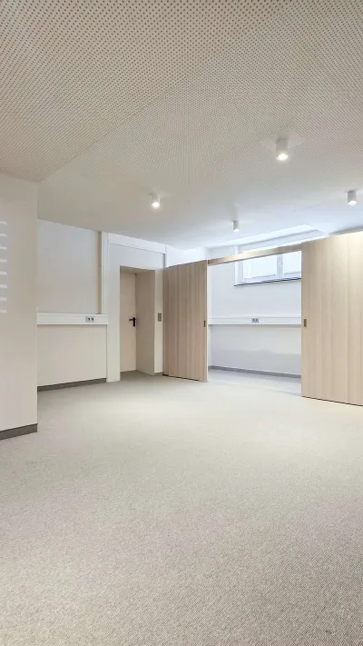 Sandro Anibas sitzt in einer luxuriösen Wohnung und schaut lächelnt von einer Zeitschrift auf