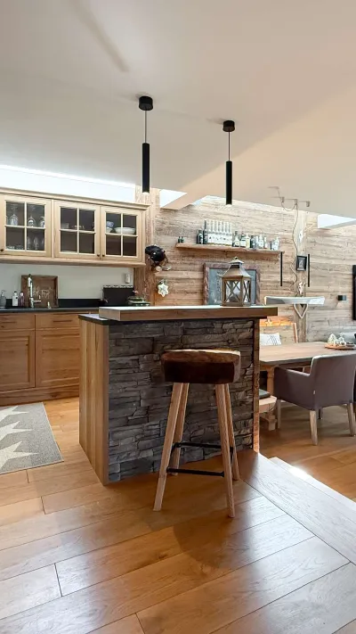 Sandro Anibas sitzt in einer luxuriösen Wohnung und schaut lächelnt von einer Zeitschrift auf