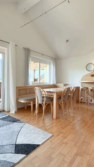 Sandro Anibas sitzt in einer luxuriösen Wohnung und schaut lächelnt von einer Zeitschrift auf