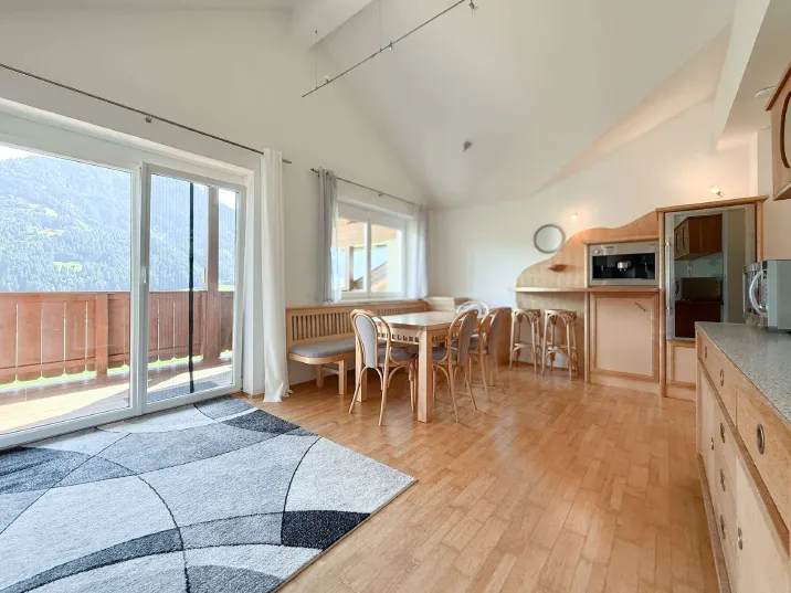 Helle Dachgeschoßwohnung mit Bergblick